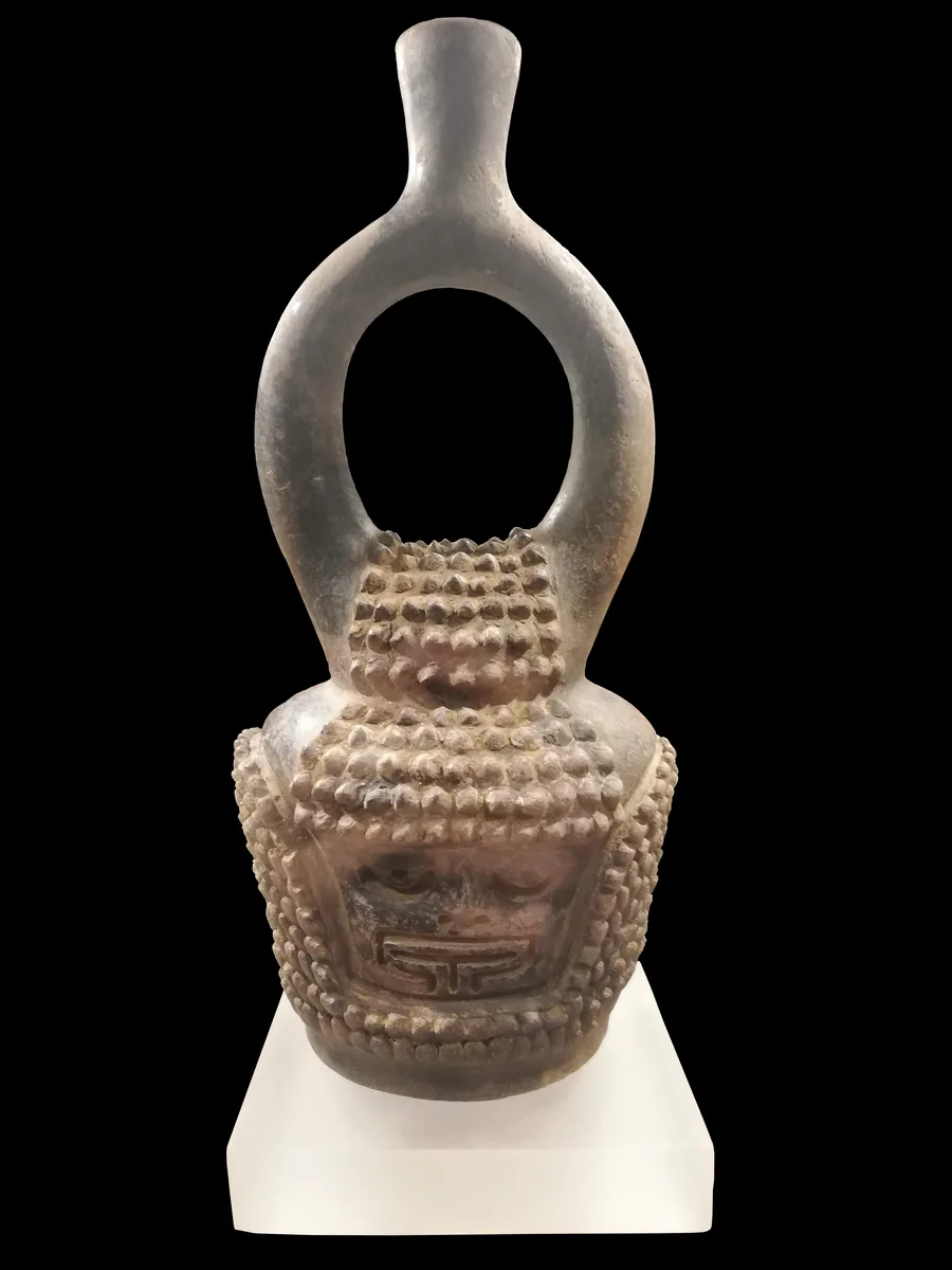 Botella antropomorfa de la cultura Mayo-Chinchipe-Marañón en la colección permanente / reserva arqueológica del Museo Nacional del Ecuador (MUNA), Quito